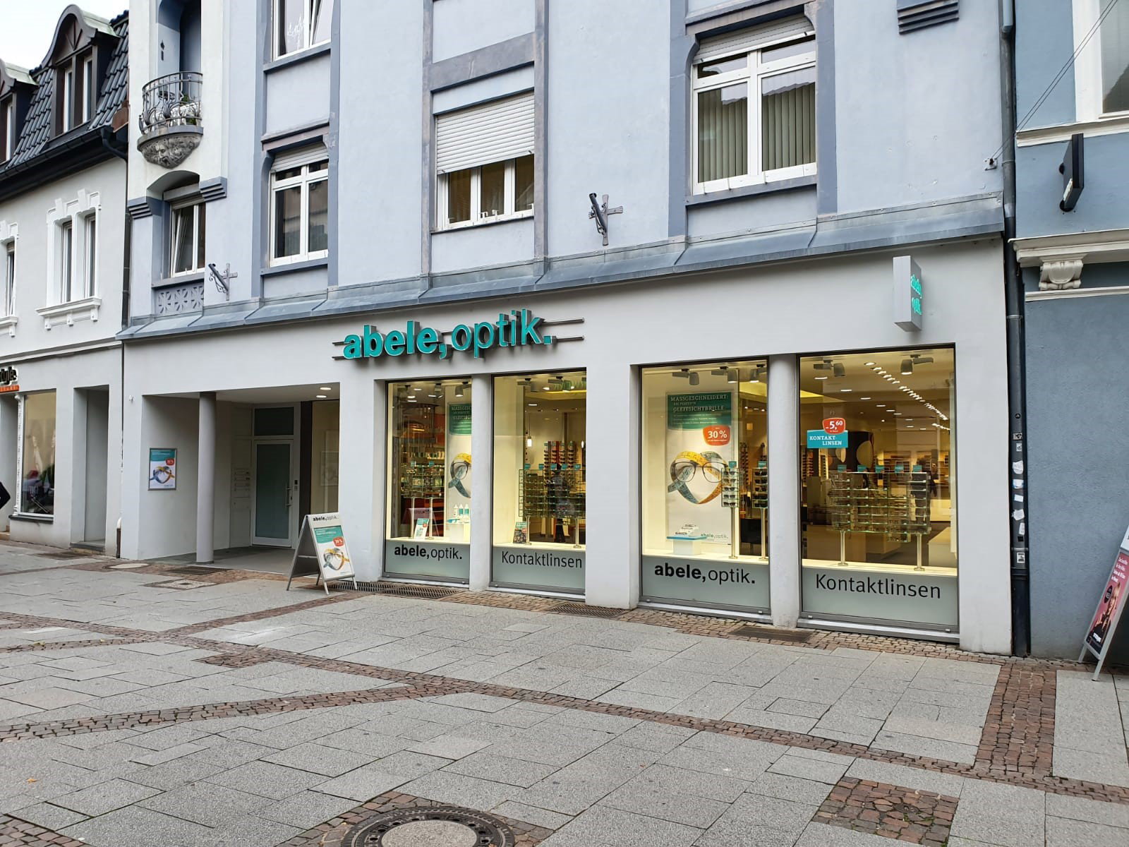 Das Bild zeigt den Eingang unserer Filiale in Offenburg.